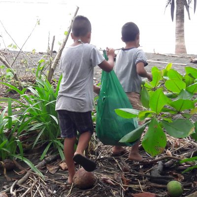 kids-at-beach-clean_39627432571_o[1]